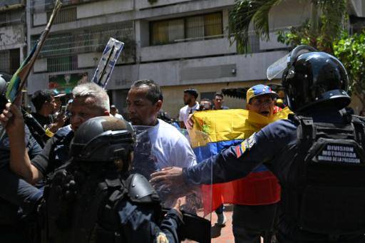 Unos opositores al gobierno de la presidenta encargada de Venezuela, Delcy Rodríguez, se enfrentan con la policía mientras se manifiestan en demanda de incrementos de los salarios y las pensiones, en Caracas, el 9 de abril de 2026