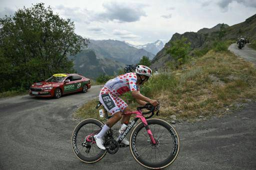 El corredor ecuatoriano del equipo EF Education-EasyPost Richard Carapaz, con el maillot a lunares, asciende el Col de la Sarenne en la 20ª etapa del Tour de Francia, el 25 de julio de 2026