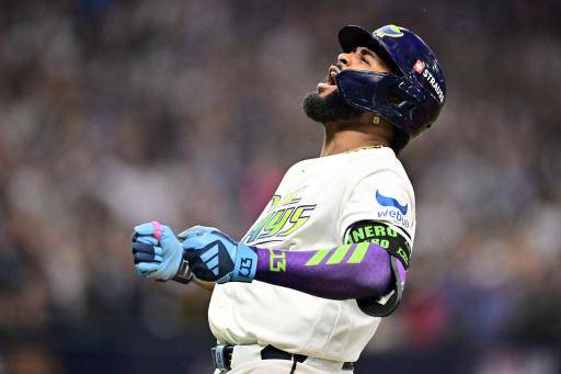 Junior Caminero celebra su jonrón en el triunfo de los Rays de Tampa Bay el 19 de octubre de 2026