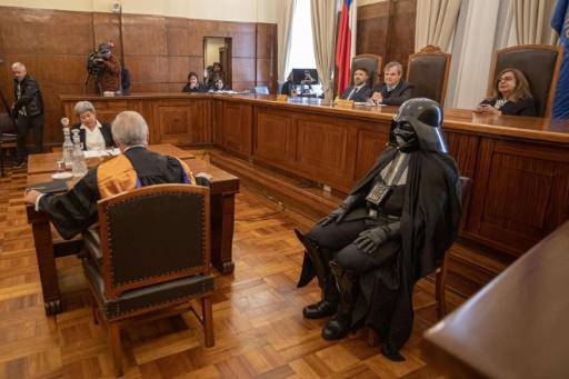 La corte de justicia de Valparaíso, Chile, realiza un juicio contra Darth Vader el personaje de Star Wars, el 28 de mayo de 2023, como parte del Día de los patrimonios para ilustrar a los ciudadanos sobre el trabajo de los tribunales