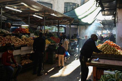 Palestinos compran en un mercado en Ramala, en Cisjordania ocupada, durante el mes de ayuno del ramadán, el 11 de marzo de 2024
