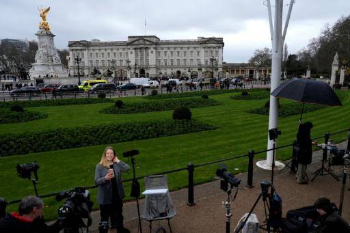 La prensa informa sobre la detención del expríncipe Andrés el 19 de febrero de 2026 delante del Palacio de Buckingham, en Londres