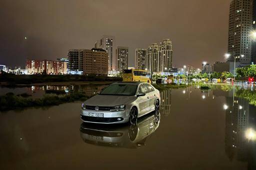 Una vehículo abandonado en una calle inundada por las fuertes lluvias en Dubái en la madrugada del 17 de abril de 2024
