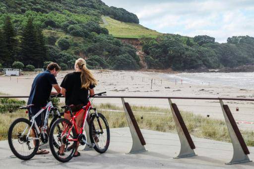 Dos ciclistas observan el terreno derrumbado en el Monte Maunganui, en Tauranga, Nueva Zelanda, el 22 de enero de 2026