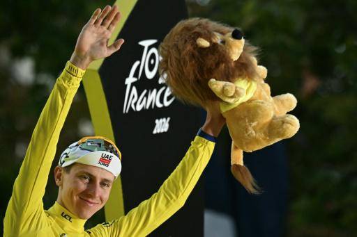 El corredor esloveno del UAE Team Emirates - XRG, Tadej Pogacar, celebra en el podio con el maillot amarillo del Tour de Francia, en París, el 26 de julio de 2026