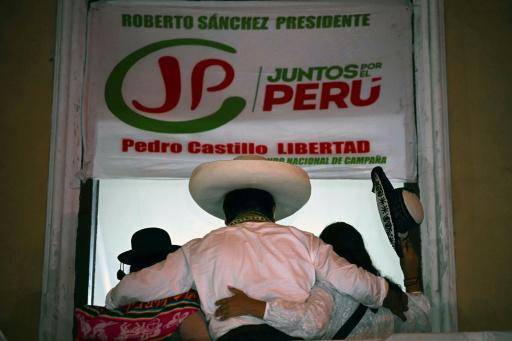 El candidato presidencial Roberto Sánchez, del partido Juntos por el Perú, el 19 de junio de 2026 en el balcón de la sede de su campaña, en Lima, tras una marcha de protesta
