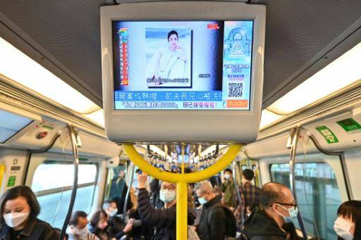 Una pantalla de un tren de Hong Kong emite noticias sobre la modelo e influencer Abby Choi el 27 de febrero de 2023