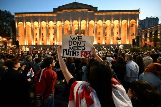 Miles de manifestantes se concentran frente al parlamento de Georgia, en Tiflis, el 16 de abril de 2024