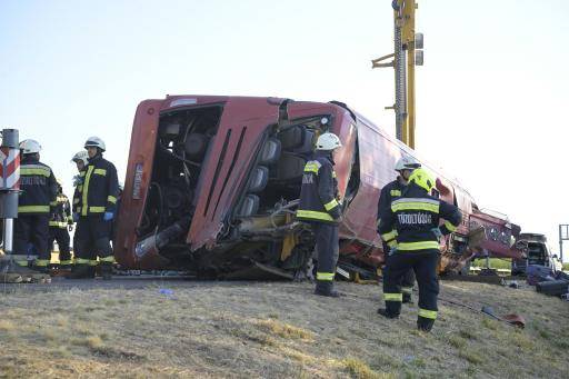 Rescatistas trabajan sobre el autobús polaco accidentado en Hungría, cerca de Mezokeresztes, el 16 de agosto de 2026