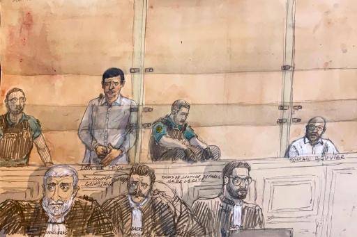 Este boceto judicial, realizado el 21 de septiembre de 2026, muestra a los acusados Loik Le Priol y Romain Bouvier (segundo y cuarto por la izquierda, arriba) durante el juicio en París por el asesinato en 2022 del exrugbier argentino Federico Martín Aramburu