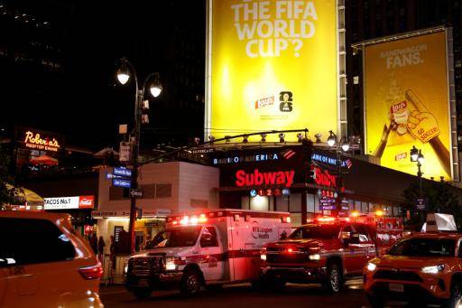 Unos vehículos de emergencias, vistos el 7 de junio de 2026 en el exterior de la Estación de tren de Penn, en Nueva York, tras el ataque con cuchillo