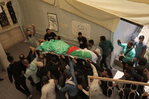 Simpatizantes portan el cadáver de Ezedin Al Hadad, jefe de las Brigadas Qasam, brazo armado de Hamás, el 16 de mayo de 2026 en Ciudad de Gaza