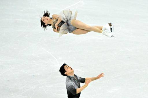 Riku Miura (arriba) y Ryuichi Kihara (abajo) durante el programa libre de la prueba por parejas del patinaje artístico de los Juegos Olímpicos de Invierno de Milán-Cortina. En Milán (norte de Italia), el 16 de febrero de 2026