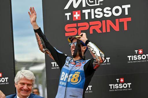 El piloto español Álex Márquez (Ducati-Gresini) celebra en el podio su victoria en la carrera esprint del Gran Premio de Valencia, el 15 de noviembre de 2025 en el circuito Ricardo Tormo, en Cheste