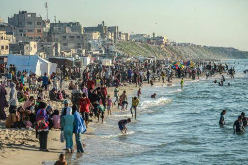 Palestinos en la playa de Deir el Balah, en el centro de la Franja de Gaza, el 17 de abril de 2024