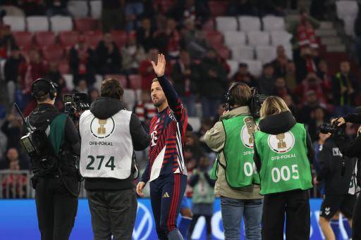 Harry Kane (centro) saluda a los hinchas del Bayern Munich dos días después de ganar el Balón de Oro y antes del calentamiento del partido ante el Magdeburgo en la Copa de Alemania. En Múnich (sur de Alemania), el 28 de octubre de 2026