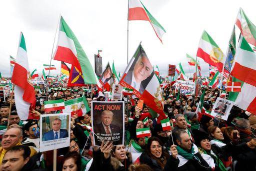 Miles de personas, muchas con la bandera de la época imperial, se manifestaron en Múnich el 14 de febrero de 2026 contra el régimen islámico iraní