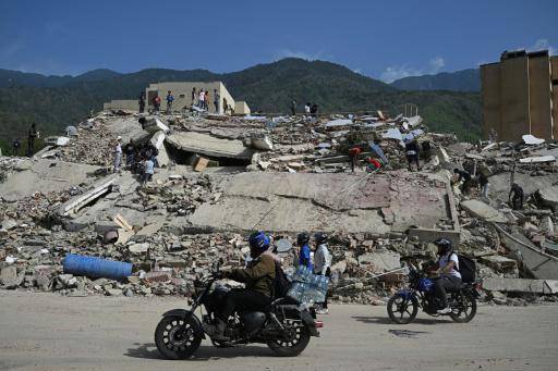 Unos voluntarios buscan a víctimas de los terremotos entre los escombros el 25 de junio de 2026 en Caraballeda, en el estado venezolano de La Guaira
