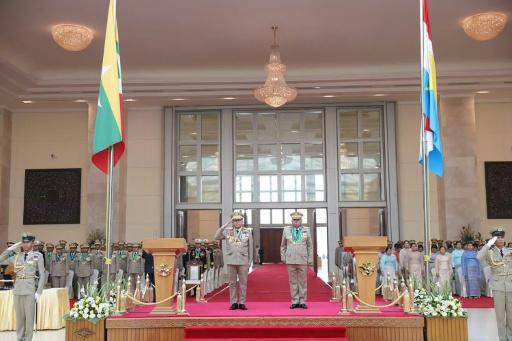 El general Min Aung Hlaing (izq) y su sucesor como jefe militar, Ye Win Oo (dcha), saludan a una guardia de honor durante la ceremonia de traspaso de poderes en Naipyidó, una imagen tomada y divulgada el 30 de marzo de 2026 por el servicio de información de la junta militar de Birmania