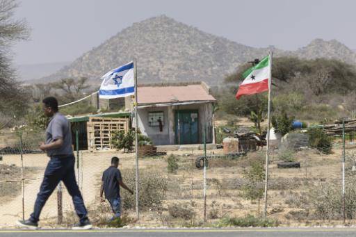 Banderas israelíes ondean en una granja de Somalilandia