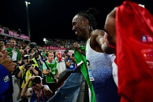 Andy Díaz posa para los fotógrafos después de ganar el triple salto del Europeo de atletismo de Birmingham (centro de Inglaterra), el 15 de agosto de 2026