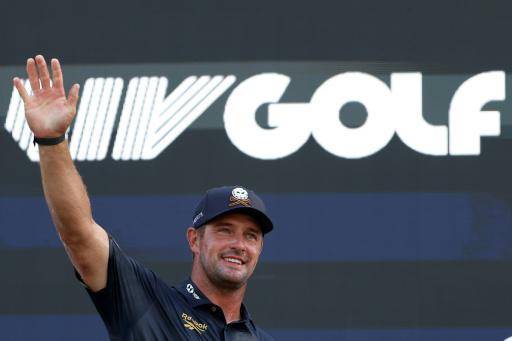 El golfista estadounidense Bryson DeChambeau saluda a los fanáticos durante el cuarto día del LIV Golf New York en el Trump National Golf Club en Bedminster, Nueva Jersey, el 9 de agosto de 2026 on August 09, 2026