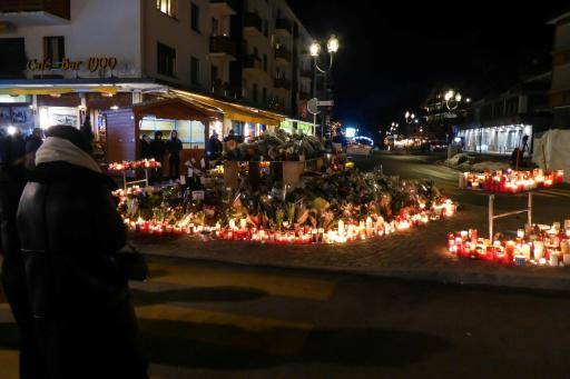 Un memorial improvisado homenajea a las víctimas del incendio en el bar Le Constellation en Crans-Montana, Suiza, el 3 de enero de 2026