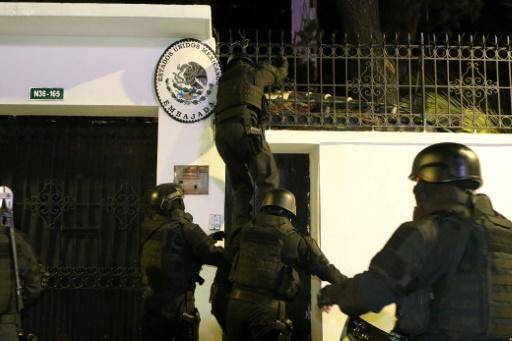 Fuerzas especiales de Ecuador trepan el exterior de la embajada de México en Quito para irrumpir en la legación en busca del exvicepresidente Jorge Glas, refugiado en esa legación diplomática, el 5 de abril de 2024