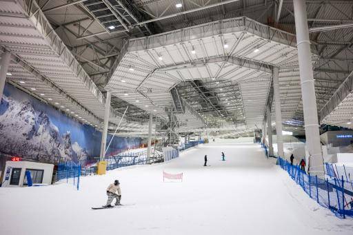 Personas esquían en el SNOe Indoor Skiing Arena, un pabellón en pista cubierta, en Lorenskog (cerca de Oslo, Noruega), el 5 de enero de 2026