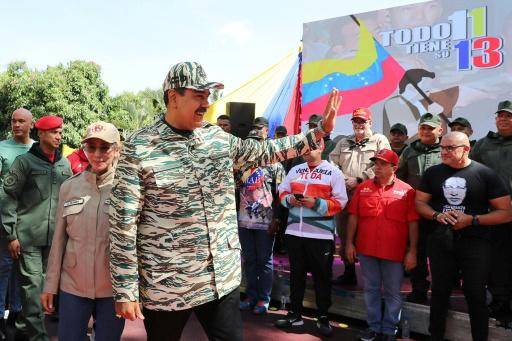 EL presidente Nicolás Maduro saluda a unos asistentes a un mitin político el 13 de abril de 2024 en Caracas