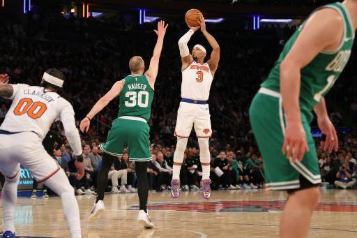 Josh Hart lanza un triple durante la victoria de los New York Knicks ante los Boston Celtics el 9 de abril de 2026