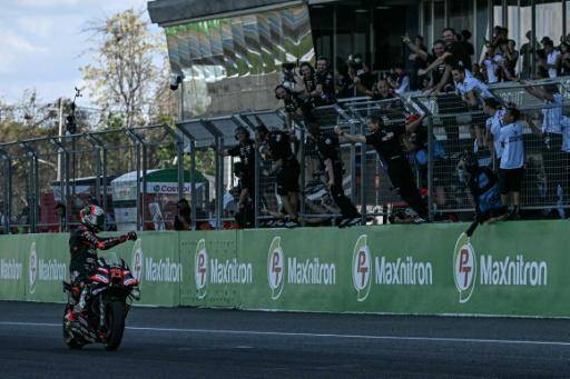 El piloto italiano Marco Bezzecchi celebra la victoria en el Gran Premio de Tailandia de MotoGP, en el circuito de Buriram el 1 de marzo de 2026