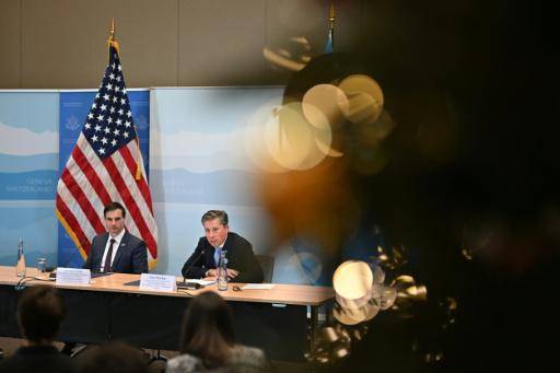 El responsable de operaciones humanitarias de la ONU, Tom Fletcher (drcha.), y el responsable de la ayuda internacional en el Departamento de Estado de EEUU, Jeremy Lewin, comparecen ante la prensa en Ginebra el 29 de diciembre de 2025