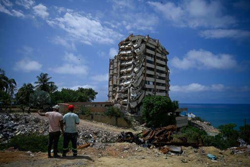 Un edificio en ruinas en Caraballeda, Venezuela, el 27 de julio de 2026, un mes y tres días después del doble terremoto