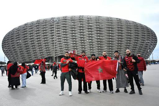 Hinchas de Marruecos frente al estadio Príncipe Moulay Abdellah de Rabat (Marruecos), antes del partido inaugural de la Copa de África de Naciones entre su selección y Comoras, el 21 de diciembre de 2025