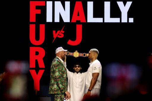 Los boxeadores británicos Tyson Fury y Anthony Joshua, que se enfrentarán el 11 de diciembre en Cardiff, en una rueda de prensa en Londres el 30 de septiembre de 2026