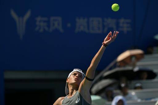 La tenista colombiana Emiliana Arango sirve contra la rusa Liudmila Samsonova en el Wuhan Open en Wuhan, provincia china de Hubei, el 7 de octubre de 2025