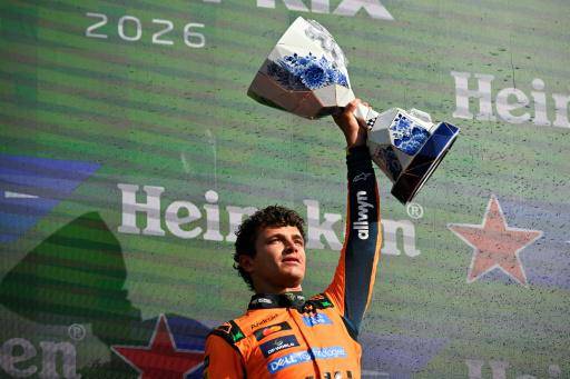 Lando Norris celebra con el trofeo de ganador del Gran Premio de Países Bajos de Fórmula 1. En el circuito de Zandvoort (Países Bajos), el 23 de agosto de 2026