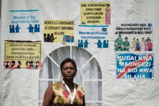 Unos carteles, fotografiados durante el Proceso de Nairobi, que negocia la paz en el este de República Democrática del Congo, el 6 de diciembre de 2022