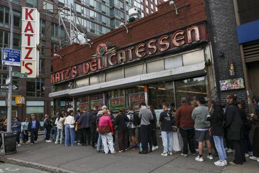 ANGELA WEISS | Fila frente al restaurante Katz's en Nueva York, el 15 de mayo de 2026. El lugar, típico por su comida neoyorquina, se hizo famoso por la película de 1989 Cuando Harry conoció a Sally, en la que Meg Ryan simula un orgasmo.