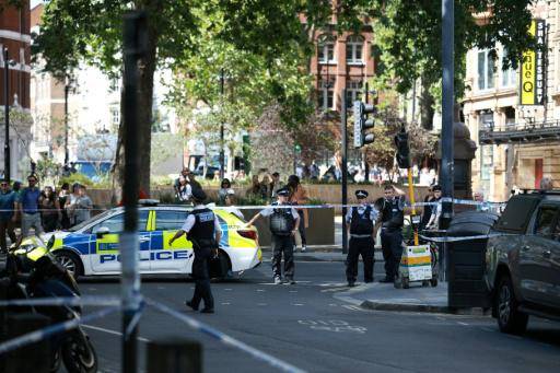 La policía acordona una zona en las cercanías del Teatro Shaftesbury de Covent Garden, en el centro de Londres, tras el ataque del 5 de agosto de 2026