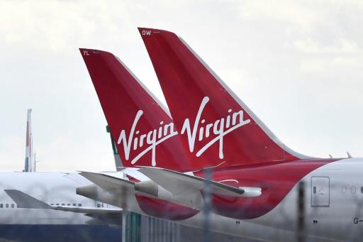 Las colas de dos aviones de la compañía Virgin Atlantic, fotografiadas en el aeropuerto de Heathrow, al oeste de Londres, el 2 de abril de 2020
