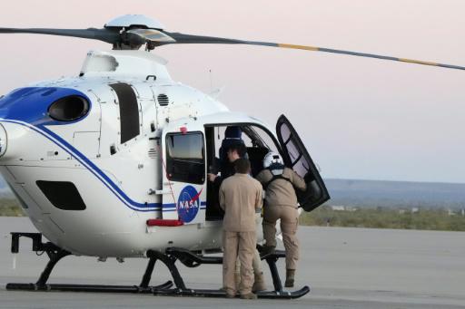 Un equipo embarca en un helicópteto para participar en la operación de recuperación de la cápsula que contiene la primera muestra de asteroide traída a la Tierra por la NASA, cerca de Dugway, el estado de Utah, EEUU, el 24 de septiembre de 2023