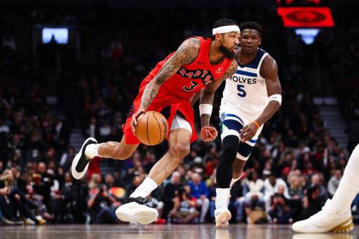 El escolta Brandon Ingram bota el balón durante un partido de la NBA entre los Toronto Raptors y los Minnesota Timberwolves, el 4 de febrero de 2026 en la ciudad canadiense de Ontario