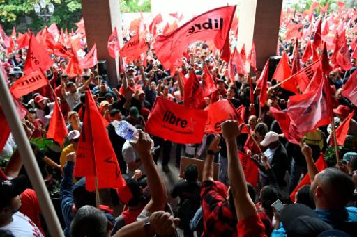 Unos partidarios de la formación Libertad y Refundación (LIBRE) se congregan el 17 de diciembre de 2925 en Tegucigalpa en apoyo de la presidenta de Honduras, Xiomara Castro, y denunciando un fraude electoral