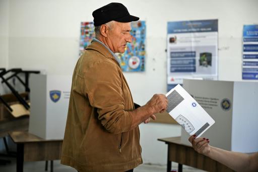 Un ciudadano vota en las elecciones legislativas de Kosovo, las terceras en dieciséis meses, el 7 de junio de 2026 en Pristina
