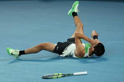 El español Carlos Alcaraz celebra su victoria en la final del Abierto de Australia contra el serbio Novak Djokovic, en Melbourne el 1 de febrero de 2026