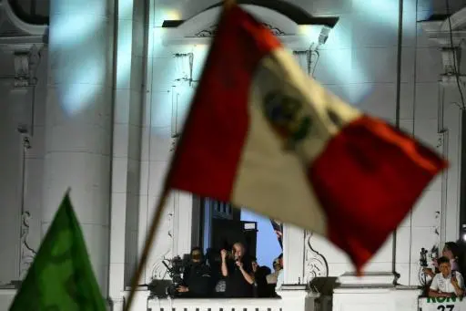 El candidato a la presidencia de Perú Ricardo Belmont, del partido Cívico Obras, cierra su campaña eñectoral el 7 de abril de 2026 en la Plaza San Martín de Lima