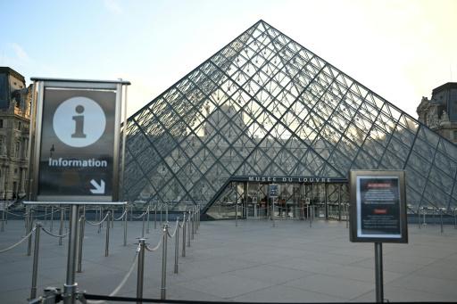 Un cartel en la entrada del museo del Louvre anuncia que la apertura del establecimiento está pospuesta, en París, el 15 de diciembre de 2025
