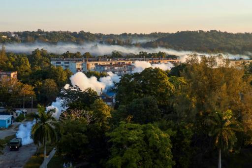 Una nube fruto de las labores de fumigación en el barrio de Bahía, en el este de la Habana, el 17 de noviembre de 2025 para combatir las plagas de mosquitos que transmiten el virus chikunguña